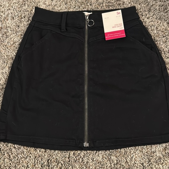 Black High rise mini skirt - Picture 4 of 5